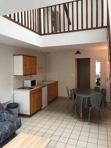 une cuisine et une salle à manger avec une table et des chaises dans l'établissement Le Prieure Valette, à Hérouville-Saint-Clair