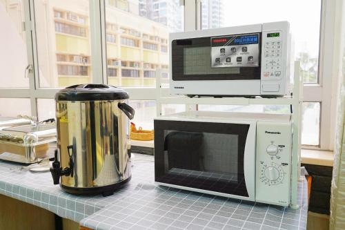a microwave and a toaster on a kitchen counter at The Salvation Army - Booth Lodge in Hong Kong