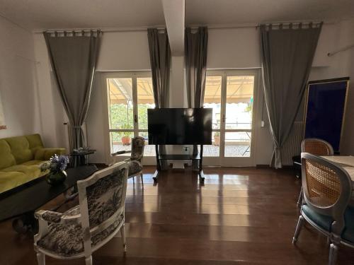 Chic 4th Floor Apt, Large Balcony, cinema view