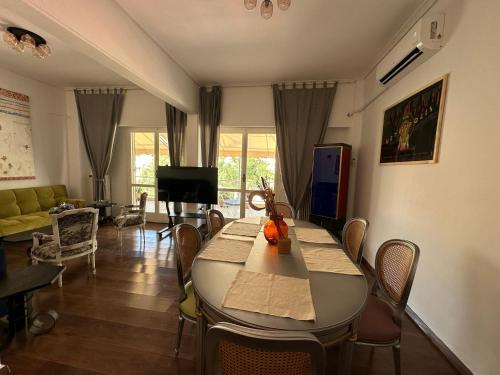 Chic 4th Floor Apt, Large Balcony, cinema view