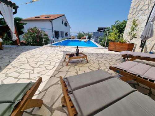Bazén v ubytovaní Holiday house with private pool and sauna alebo v jeho blízkosti