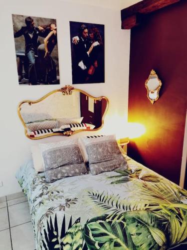 a bedroom with a bed with a bedspread with leaves at Gite aux sources d'Alsace in Soultzmatt