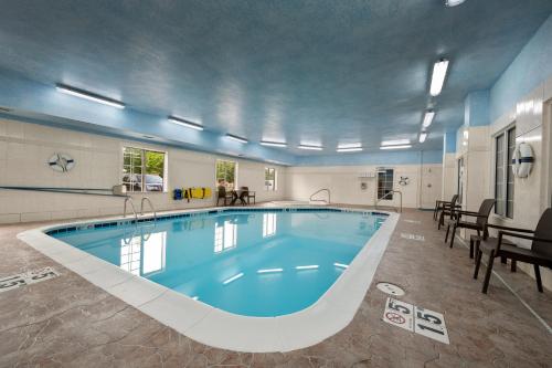 a large swimming pool in a large room at Comfort Inn & Suites in Fenton