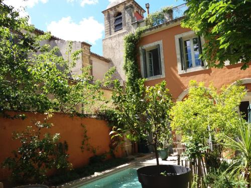 maison 3 chambres centre ville, jardin et bassin privatifs