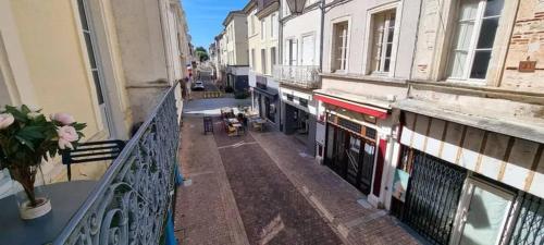 Vue de tête d'une rue urbaine vide avec des bâtiments dans l'établissement Beau studio dans la Bastide, à Villeneuve-sur-Lot