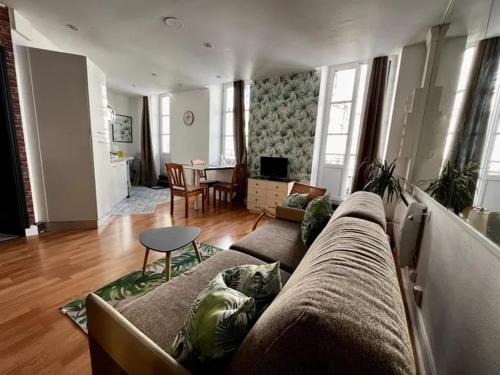 un salon avec un canapé et une table dans l'établissement Beau studio dans la Bastide, à Villeneuve-sur-Lot