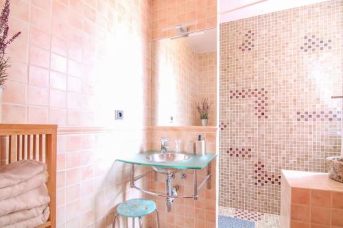 une salle de bain avec un lavabo et une douche dans l'établissement Apartment with communal pool Muralla Roja 0505, à Calp