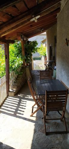 une table et des chaises assises sur une terrasse dans l'établissement Gite grand champ, à Villeneuve-dʼAllier