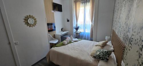 sypialnia z łóżkiem w pokoju z oknem w obiekcie Habitaciones Universal w Madrycie