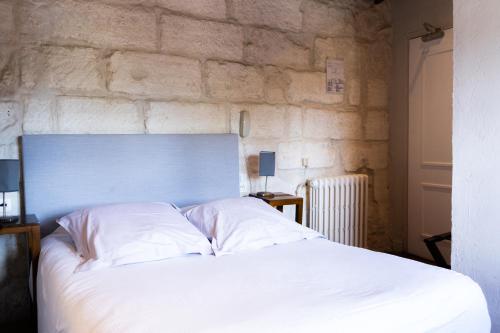 Postel nebo postele na pokoji v ubytování Logis Hôtel - Restaurant Résidence Les Cèdres