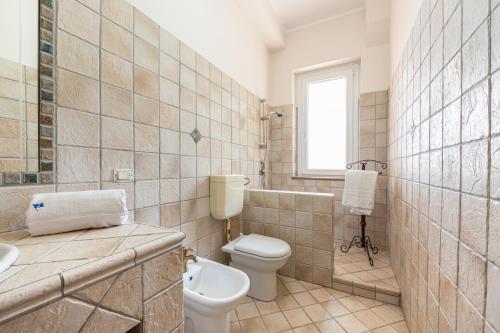 a bathroom with a toilet and a tub and a sink at Villa Filippa in Nicosia