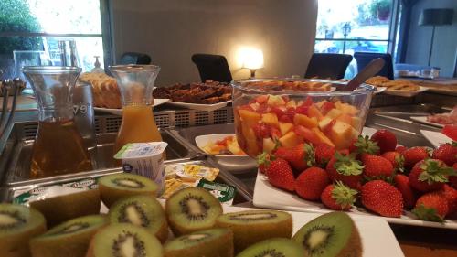 ホテルの敷地内または近くでの食事または食べ物