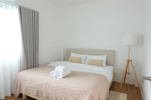 Ein Bett oder Betten in einem Zimmer der Unterkunft Live With Passion Pool Villa