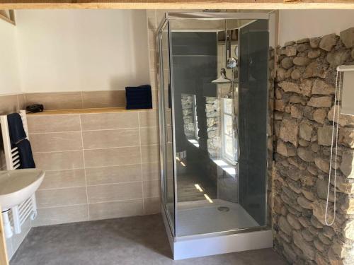 a shower with a glass door in a bathroom at Vakantiehuis La Poire, op landgoed aan de Dordogne in Prudhomat