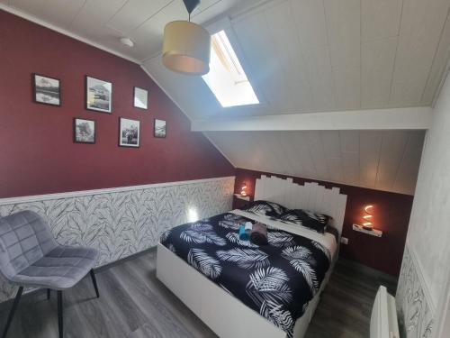 une chambre avec un lit et une chaise dedans dans l'établissement LE CROSERY Clim Rando Ski BBQ Voie Verte, à Thiéfosse