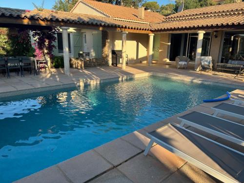 VILLA 4* avec PISCINE dans le bas du village de BORMES les MIMOSAS