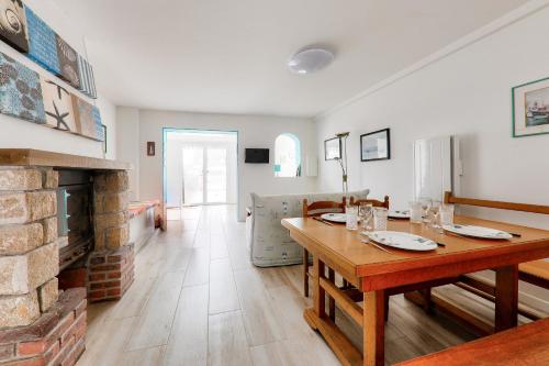 une salle à manger avec une table et une cheminée dans l'établissement À 350m du bord de mer, maison pour 4, à Saint-Pierre-Quiberon