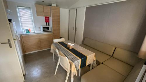 Kuchyň nebo kuchyňský kout v ubytování Mobil-home confort 6 personnes