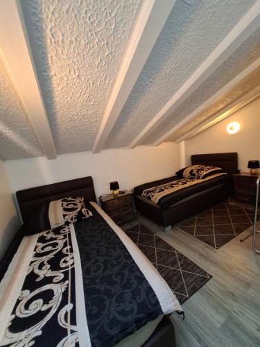 Ένα ή περισσότερα κρεβάτια σε δωμάτιο στο Die Hotelalternative