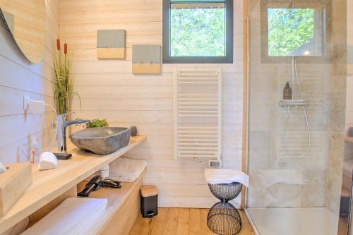 Ένα μπάνιο στο Lodge Secret avec Jacuzzi