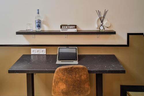 - un bureau avec un ordinateur portable installé au-dessus dans l'établissement WS Opéra - Edimbourg, à Paris