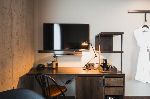 a desk with a television and a lamp on it at Exeter Hotel in Reykjavík
