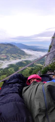 une personne dormant dans une tente sur une montagne dans l'établissement Pyrénées nuit suspendue, à Montory