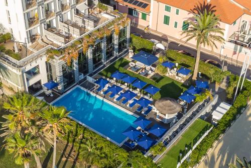 an aerial view of a hotel with a pool and palm trees at Hotel Excelsior in Marina di Massa