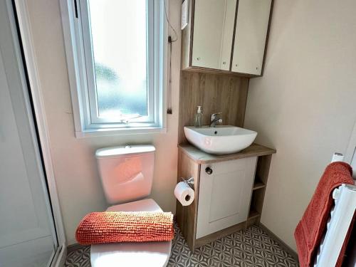 Η κουζίνα ή μικρή κουζίνα στο Bee Hive Hot Tub lodge with Free Hoburne Passes