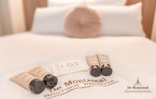 - 2 bouteilles de vin assises au-dessus du lit dans l'établissement De Montescal Montparnasse AC appartment in a prime location 22 -36M2, à Paris