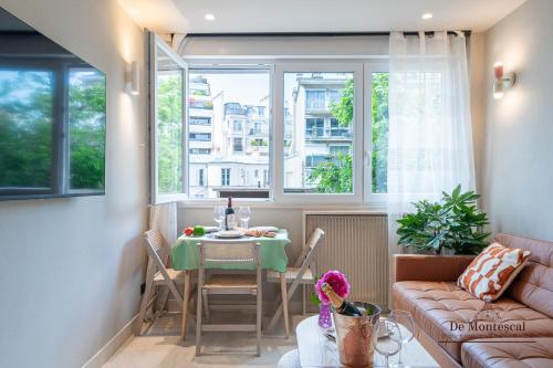 un petit salon avec une table et un canapé dans l'établissement De Montescal Montparnasse AC appartment in a prime location 22 -36M2, à Paris