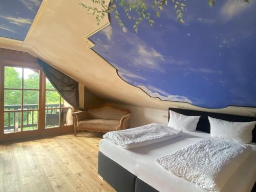 Postel nebo postele na pokoji v ubytování Hotel zum Maximilian