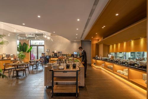 Ein Restaurant oder anderes Speiselokal in der Unterkunft In Joy Hotel 