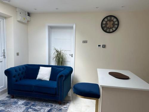 Een zitgedeelte bij CozyCorner - 2 Bed in Egham Heathrow Windsor