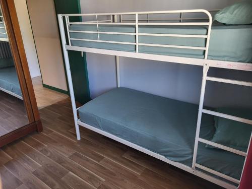 quelques lits superposés dans une chambre dans l'établissement Private Room-4 in HANNANA Apartment- 2 min walk To Tram 12 min to Nice train station 15 min to Massena Place, à Nice