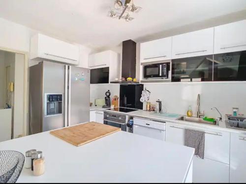 Dapur atau dapur kecil di Super maison 5 pièces avec jardin