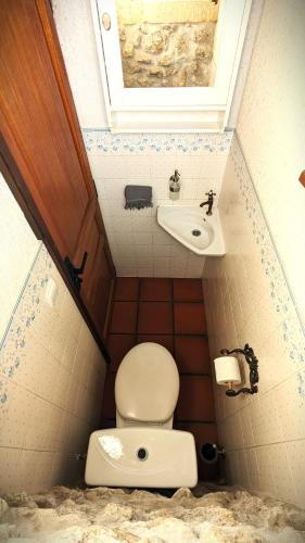 une petite salle de bain avec toilettes et lavabo dans l'établissement Bordeaux Océan Médoc Maison de charme classée 4 étoiles, à Parempuyre