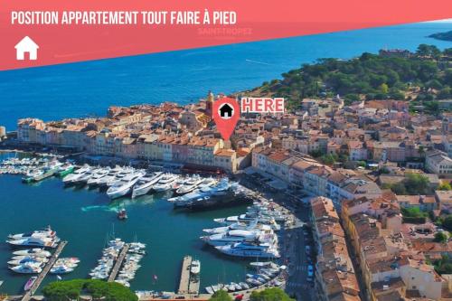 - une vue aérienne sur un port avec des bateaux dans l'établissement CHIC - Climatisé - 2 pas du port - Place aux Herbes, à Saint-Tropez