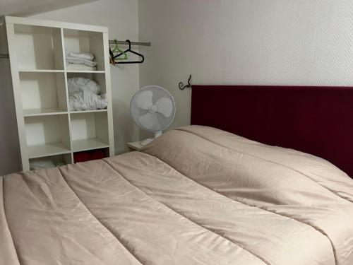 - une chambre avec un lit doté d'une tête de lit rouge dans l'établissement Petite maison quartier hist, à Collioure