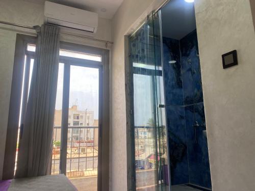 纳祖尔Hotel al andalus N4的一间卧室设有玻璃淋浴间和窗户。