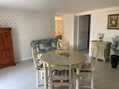 une salle à manger avec une table et des chaises dans l'établissement Willy et Flo, à Sevremont
