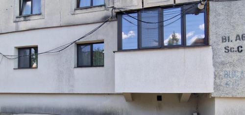 a building with windows on the side of it at Apartament Iulius 4 in Curtea de Argeş