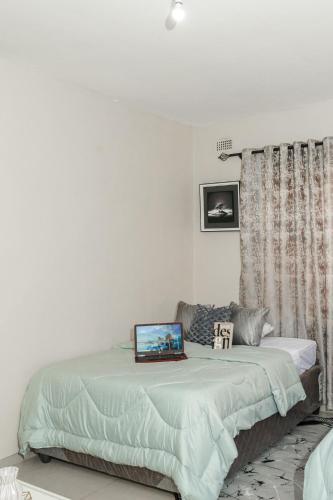 Giường trong phòng chung tại Yayae's Guest House