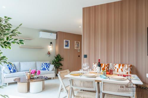 un salon avec une table et un canapé dans l'établissement De Montescal - Hot Tub and AC Cosy apartment a prime location 40m2, à Paris