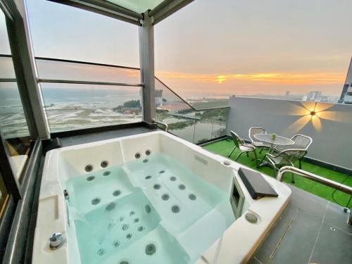 a bath tub sitting on top of a balcony at Imperio Residence Melaka in Melaka