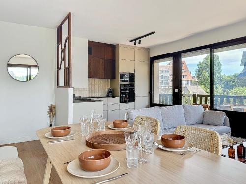 - une cuisine et un salon avec une table en bois et des verres dans l'établissement Villa Armand YourHostHelper, à Deauville