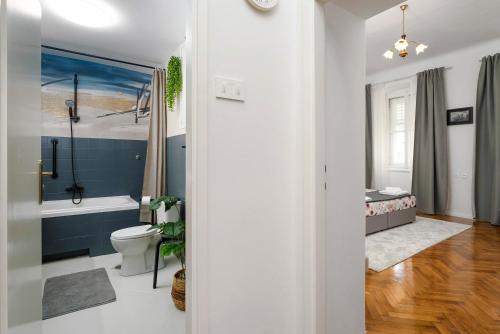 Un baño con bañera, inodoro y lavabo. en Romeo and Juliet Apartment with Balcony and Sea View, en Poreč