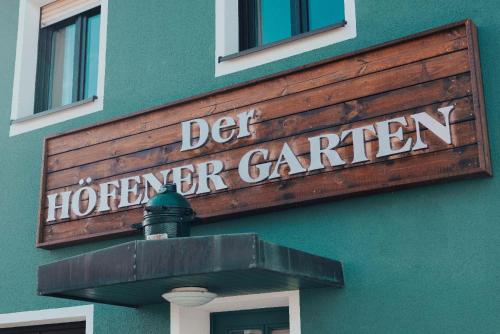 a sign on the side of a green building at Der Höfener Garten in Nürnberg