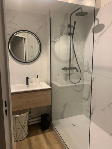 une salle de bain avec une douche, un lavabo et un miroir dans l'établissement Petit cocon dans le 8 ème, à Marseille