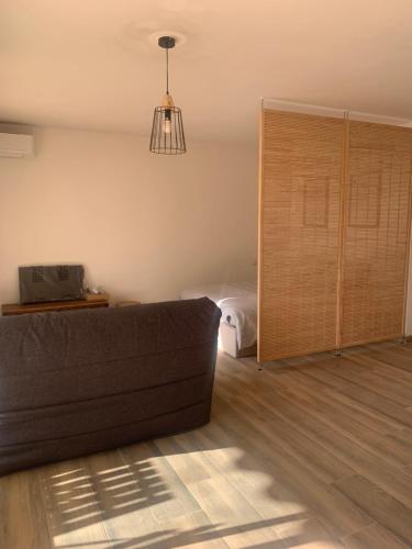 - un salon avec un canapé et une chambre dans l'établissement Petit cocon dans le 8 ème, à Marseille